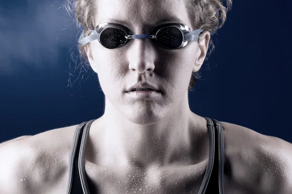 स्नायू महिला पोहणारा — स्टॉक फोटो, इमेज