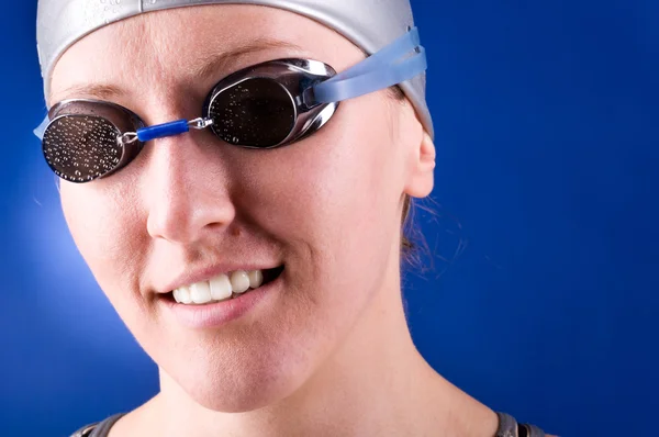 Πορτρέτο Του Ένα Χαμογελαστό Κοιτάζοντας Κολυμβητής Γυναίκα Κάμερα Μπλε Φόντο — Φωτογραφία Αρχείου