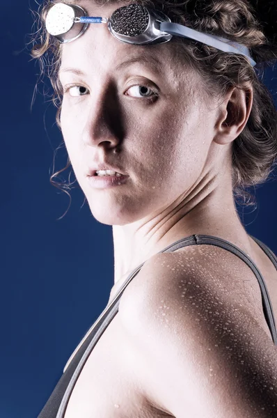 Seksi Kadın Yüzücü Kamera Mavi Mavi Zemin Üzerine Tonda Bakıyor — Stok fotoğraf