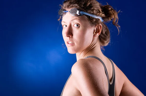 Sexy Schwimmerin Blickt Die Kamera Auf Blauem Hintergrund — Stockfoto