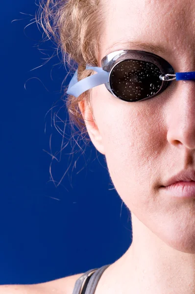 Bir Kamera Kadın Yüzücü Üzerinde Mavi Arka Plan Bakış Yarım — Stok fotoğraf
