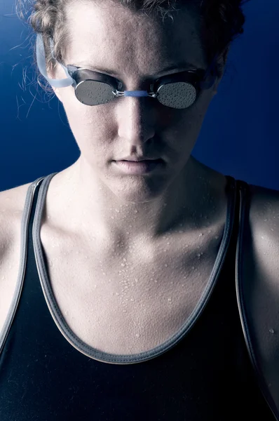Koncentrerad kvinna simmare — Stockfoto