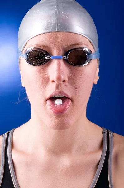 Kranke Schwimmerin Zeigt Tablette Auf Der Zunge — Stockfoto