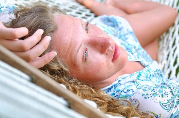 Σέξι Γυναίκα Ξαπλωμένη Στο Αιώρα Και Ψάχνει Προς Πλάγια — Φωτογραφία Αρχείου