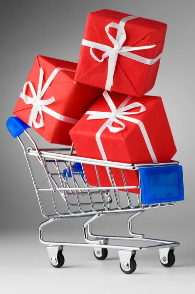 Einkaufswagen mit Geschenken — Stockfoto
