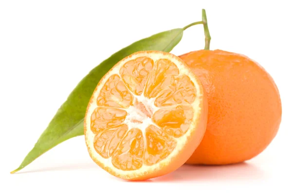 Frische Mandarine Mit Blatt Isoliert Auf Weiß — Stockfoto