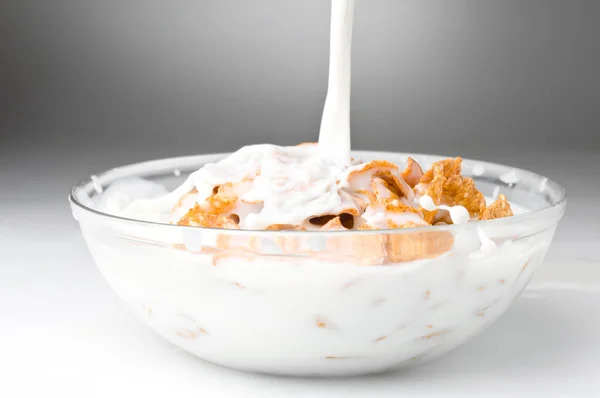 Bowl with corn flakes and milk — Stock Photo, Image