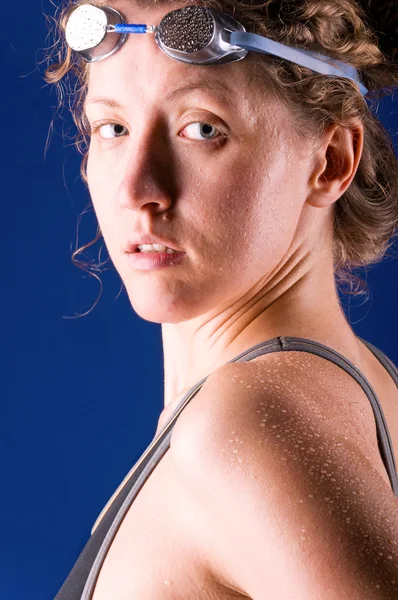 Sexy Schwimmerin Blickt Die Kamera Auf Blauem Hintergrund — Stockfoto