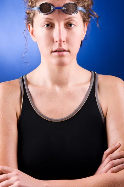 Portre Bir Kamera Kadın Yüzücü Katlanmış Ellerle Üzerinde Mavi Arka — Stok fotoğraf