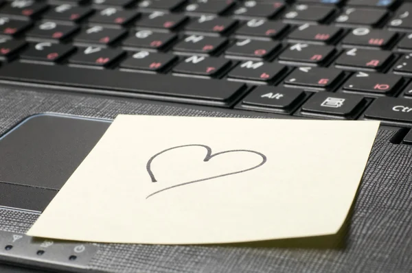 付箋に心でコンピューターのキーボード — ストック写真