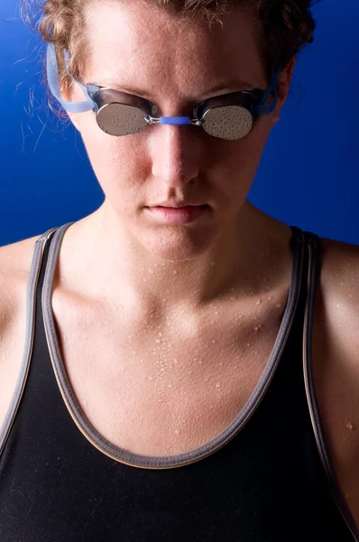 Концентрированная женщина-пловец — стоковое фото