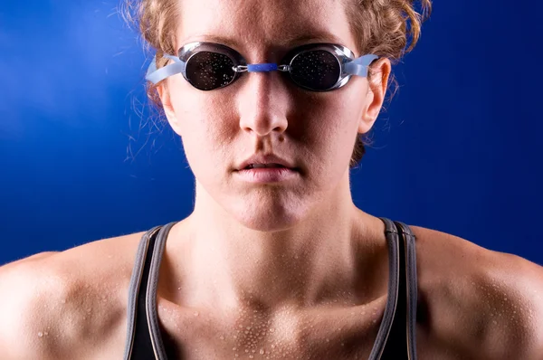 肌肉女游泳运动员 — 图库照片