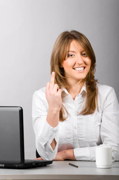 Mujer de negocios está mostrando el dedo medio — Foto de Stock