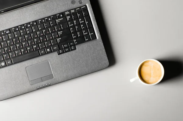Laptop z filiżanki kawy — Zdjęcie stockowe