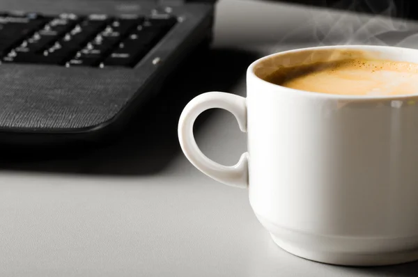 Kahve ile dizüstü bilgisayar — Stok fotoğraf