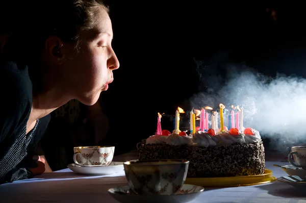 Soplando velas en la torta — Foto de Stock