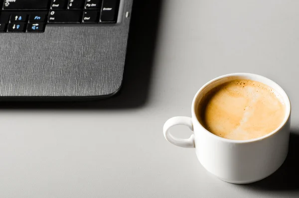 笔记本电脑与杯咖啡 — 图库照片