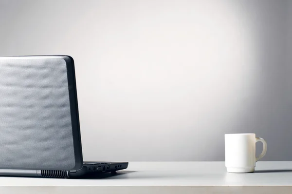 Laptop med vit kopp — Stockfoto
