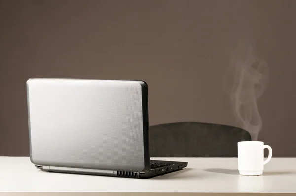 Laptop com copo branco — Fotografia de Stock