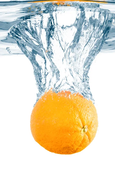 鲜橙在水里 — 图库照片