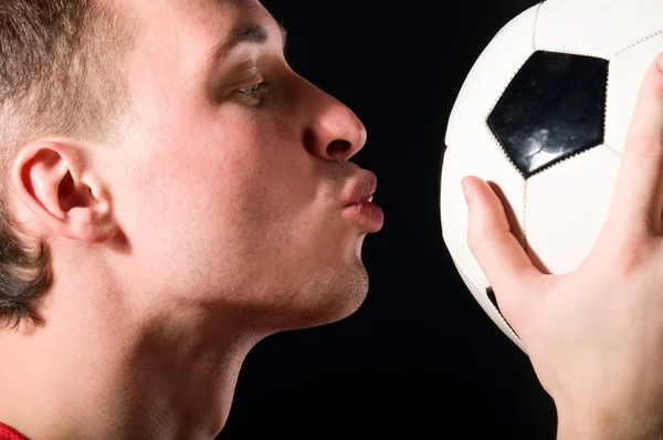Jogador de futebol está beijando a bola — Fotografia de Stock