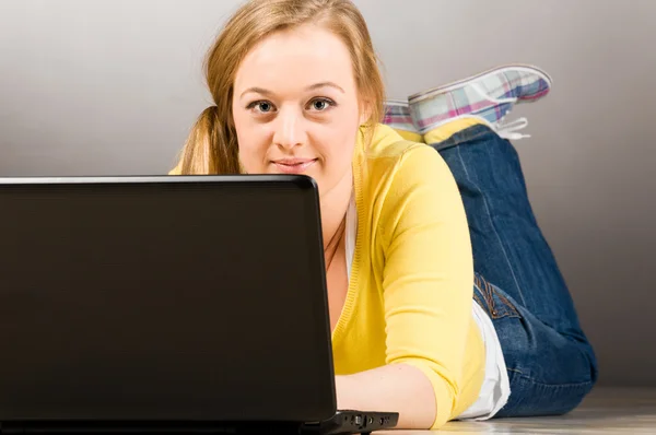 Bürofrau mit Laptop — Stockfoto