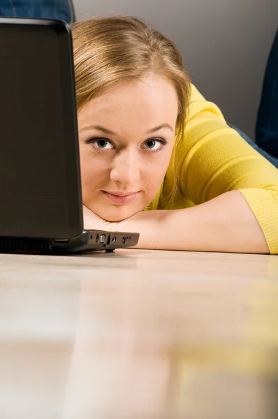 Bürofrau mit Laptop — Stockfoto