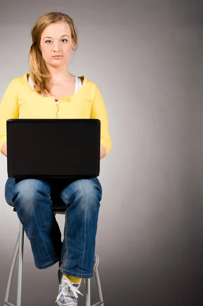 Office vrouw met laptop — Stockfoto
