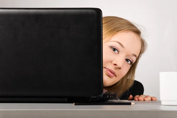 Donna ufficio con computer portatile — Foto Stock
