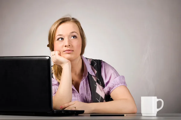 Office kvinna med laptop — Stockfoto