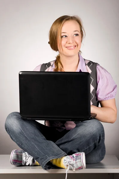 Офісна жінка з ноутбуком — стокове фото