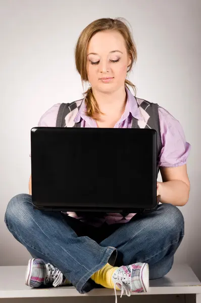 Femme de bureau avec ordinateur portable — Photo