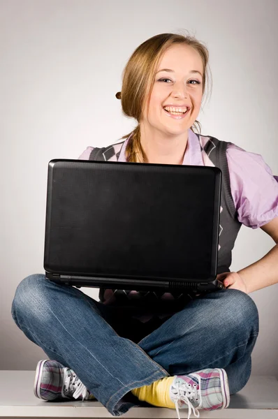 Dizüstü bilgisayar ile kadın ofis — Stok fotoğraf