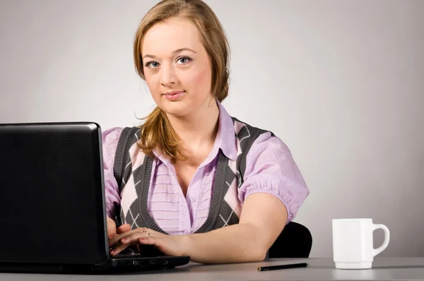 Офісна жінка з ноутбуком — стокове фото