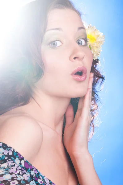 Kvinna med blomma — Stockfoto