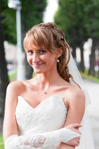 Lächelnde junge Braut — Stockfoto