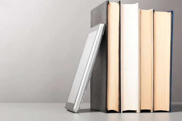 Libros y almohadilla — Foto de Stock