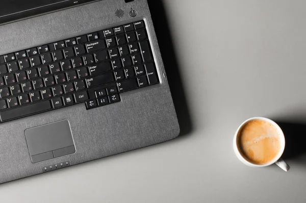 Laptop com xícara de café — Fotografia de Stock