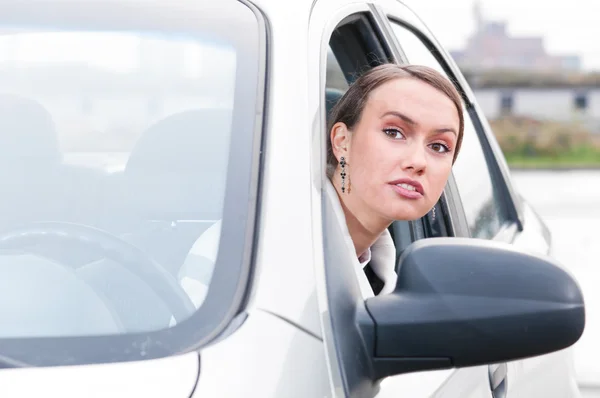 Vrouw in een auto — Stockfoto
