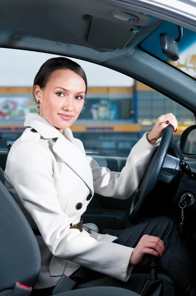 Mulher em um carro — Fotografia de Stock