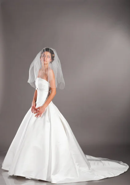 Невеста в свадебном платье — стоковое фото