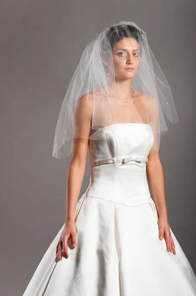 Nevěsta ve svatebních šatech — Stock fotografie