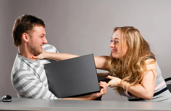 Paar mit Laptop — Stockfoto