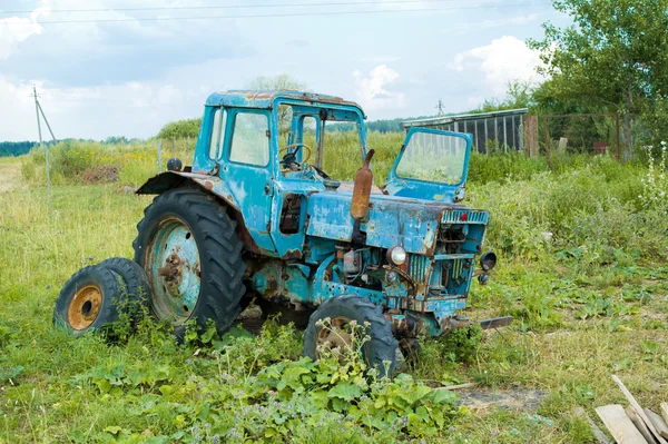 Сломанной трактор — стокове фото