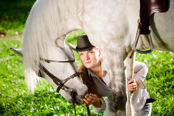Fiatal hölgy átölelte a ló — Stock Fotó
