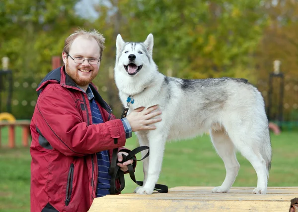 Siberische husky met een man — Stockfoto