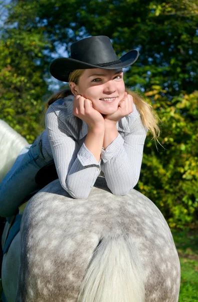 Junge Dame auf einem Pferd — Stockfoto