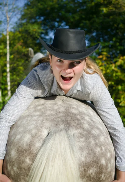Giovane signora cavalcando un cavallo — Foto Stock