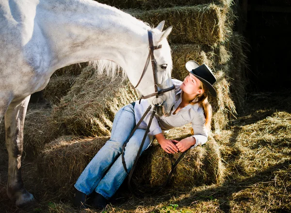 Mladá dáma a koně — Stock fotografie