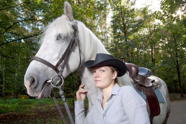 Jonge dame knuffelen haar paard — Stockfoto